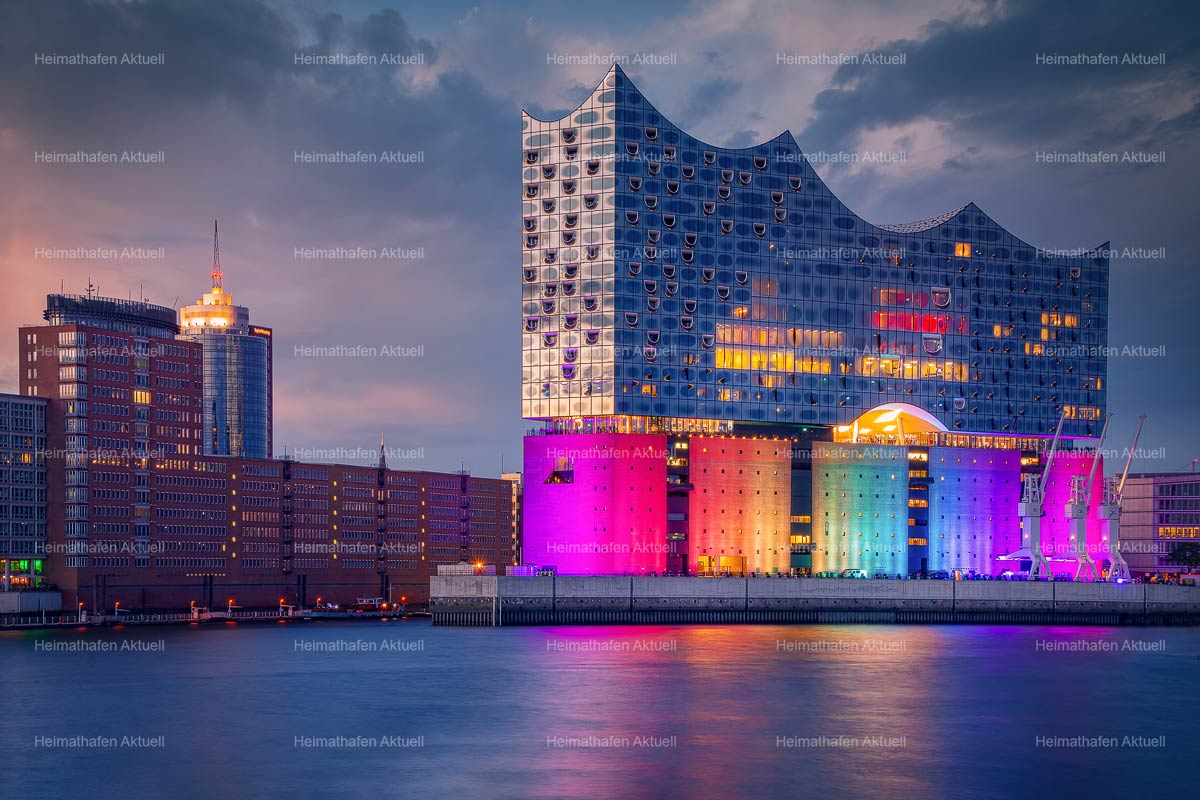 HAL-00001-Elbphilharmonie am Abend illuminiert HAL-00001-Elbphilharmonie am Abend illuminiert