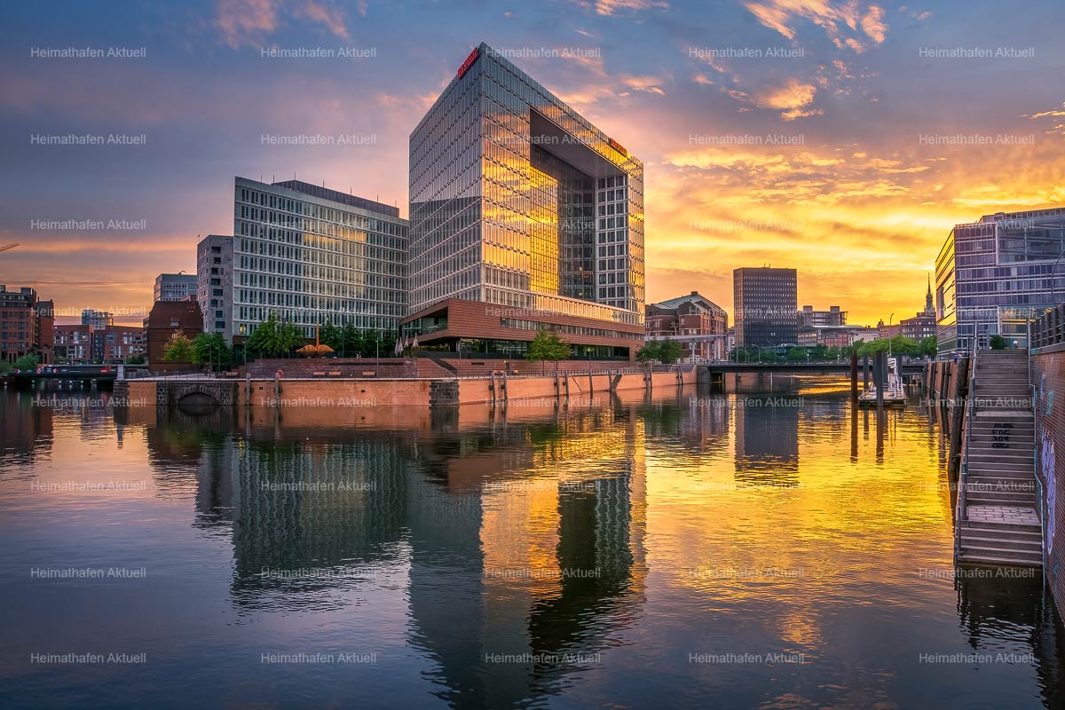 HAL-00039-Spiegelgebäude Hamburg im Sonnenuntergang HAL-00039-Spiegelgebäude Hamburg im Sonnenuntergang