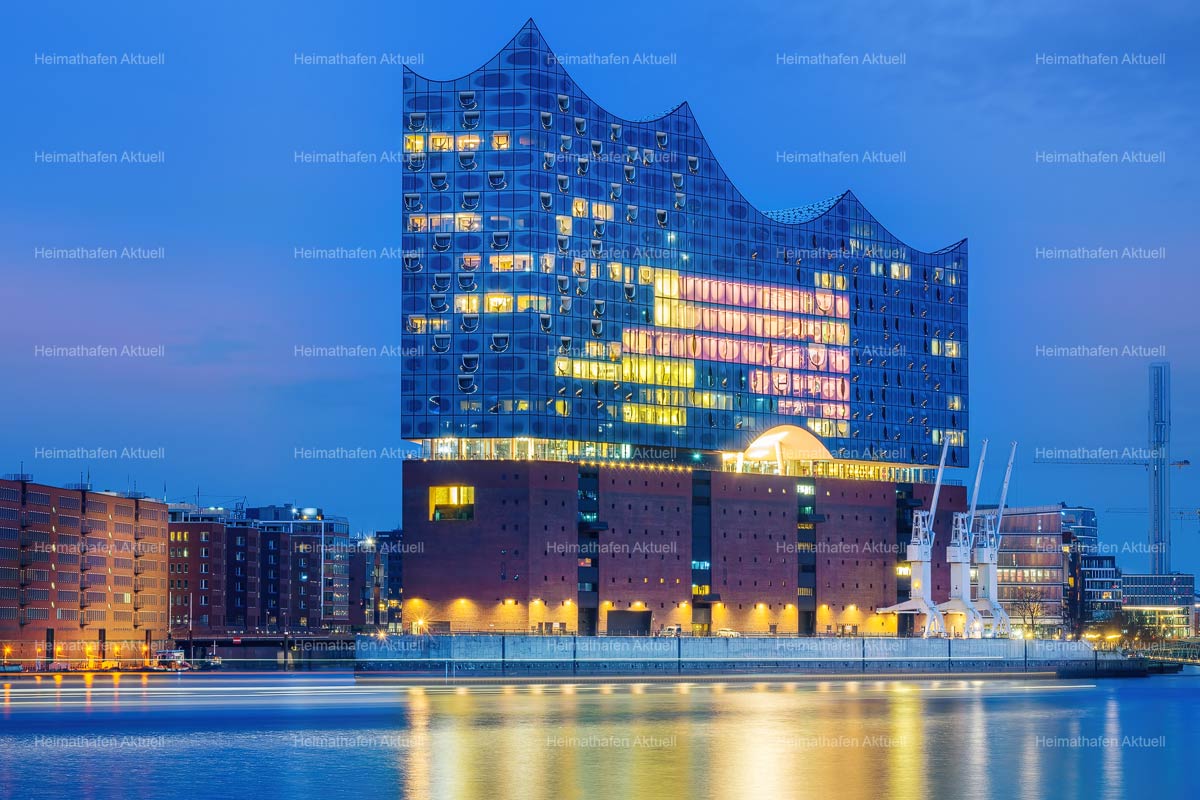 Hamburg Bilder Stadtansichten -HAL-00068-Schillernde Schönheit, die Elbphilharmonie zur blauen Stunde Hamburg Bilder Stadtansichten -HAL-00068-Schillernde Schönheit, die Elbphilharmonie zur blauen Stunde