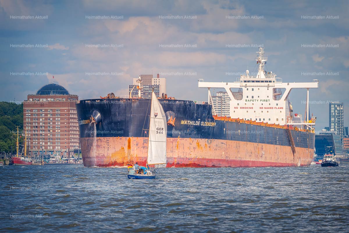 Hafenfotos Hamburg - HAF-201-MATHILDE OLDENDORFF-Begegnungen-auf-der-Elbe-David-gegen-Goliath Hafenfotos Hamburg - HAF-201-MATHILDE OLDENDORFF-Begegnungen-auf-der-Elbe-David-gegen-Goliath