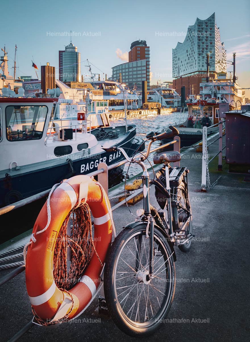 Hamburg-Fotos HAF-00031-Fahrrad vor Elbphilharmonie Hamburg-Fotos HAF-00031-Fahrrad vor Elbphilharmonie