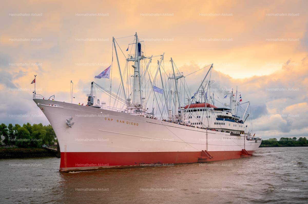 Hamburg-Foto HAF-00073-CAP SAN DIEGO in Fahrt Hamburg-Foto HAF-00073-CAP SAN DIEGO in Fahrt