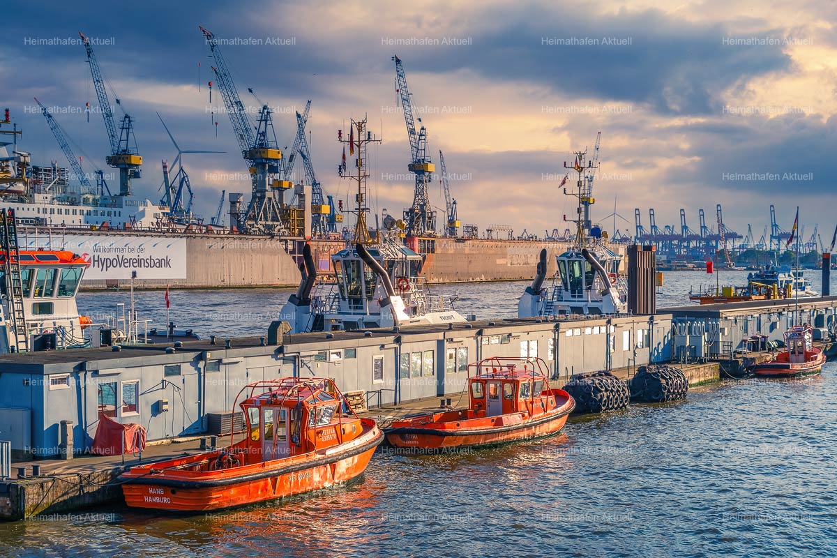 Hamburger-Hafen-Fotos-HAF-00234 Blick auf die Schlepperbrücke an Brücke 10 bei den St.Pauli Landungsbrücken Hamburger-Hafen-Fotos-HAF-00234 Blick auf die Schlepperbrücke an Brücke 10 bei den St.Pauli Landungsbrücken